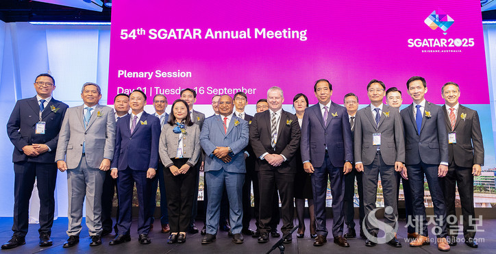 16일부터 18일까지 호주 브리즈번에서 개최되는 제54차 아시아･태평양 국세청장회의(SGATAR)스가타 19개 회원국 수석대표단들이 단체기념촬영을 하고 있다. [사진: 국세청]