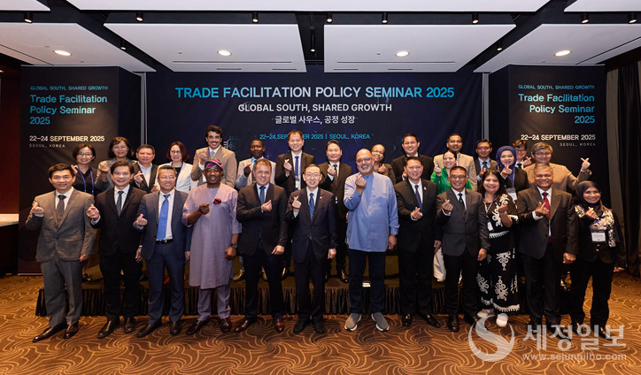 이명구 관세청장(왼쪽에서 여섯번째)이 22일 서울 신라호텔에서 글로벌사우스 10개국 관세청장 등 고위급과 국제기구를 초청해 무역원활화 정책세미나를 개최했다. [사진: 관세청]