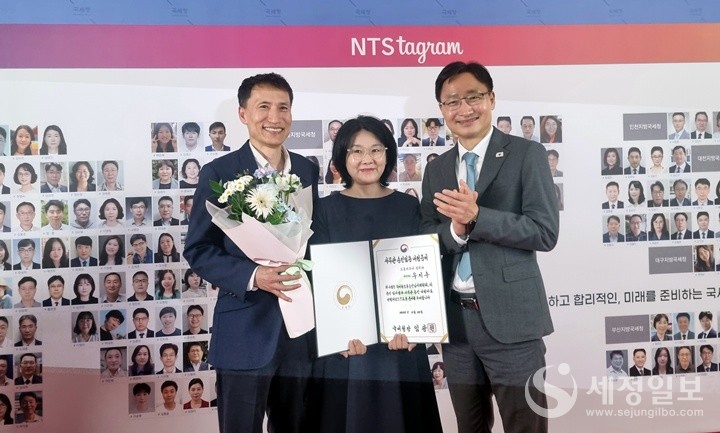 임광현 국세청장이 도봉세무서 우지수 사무관 승진자와 기념촬영을 하고 있다.