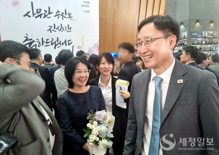 임광현 국세청장이 사무관 승진자들에 축하 인사를 건네고 있다.