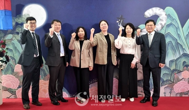 정재수 서울국세청장이 서울청 소속 사무관 승진자들과 기념촬영을 하고 있다.