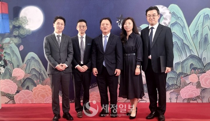 양동훈 대전국세청장(사진 중앙)이 사무관 승진자와 기념촬영을 하고 있다.