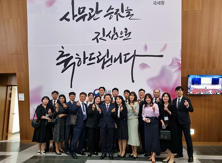 한경선 대구국세청장이 대구청 소속 사무관 승진자들과 기념촬영을 하고 있다.