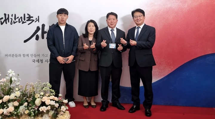 박광종 광주국세청장(우측)이 광주청 소속 사무관 승진자들과 기념촬영을 하고 있다.