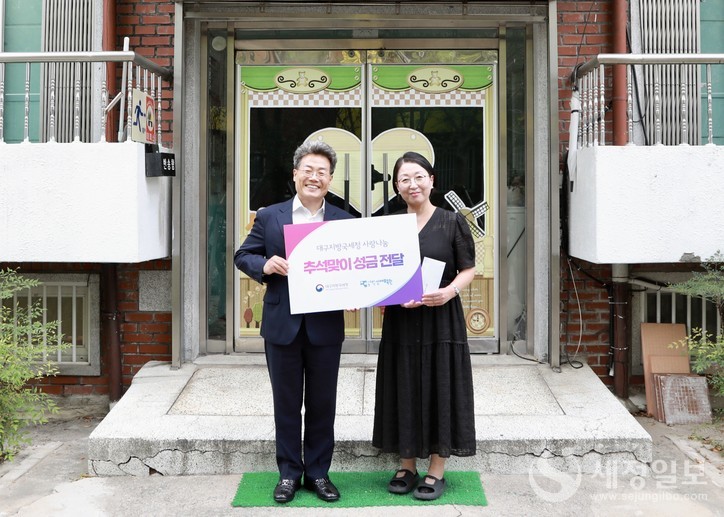 아동복지시설인 신애보육원을 방문한 한경선 대구국세청장이 위문금을 전달하고 있다. [사진: 대구지방국세청]