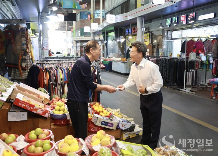 한경선 대구국세청장(우측)이 전통시장 상인의 애로점을 청취하고 있다. [사진: 대구지방국세청]