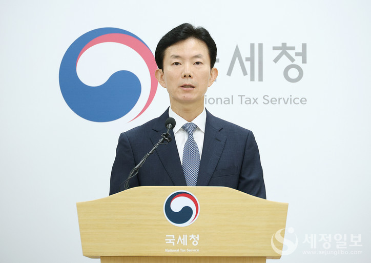 민주원 국세청 조사국장이 25일 세종시 국세청 기자실에서 악의적 탈세한 ‘생활물가 밀접 업종’ 대상 대대적인 세무조사에 대한 브리핑을 하고 있다. [사진: 국세청]