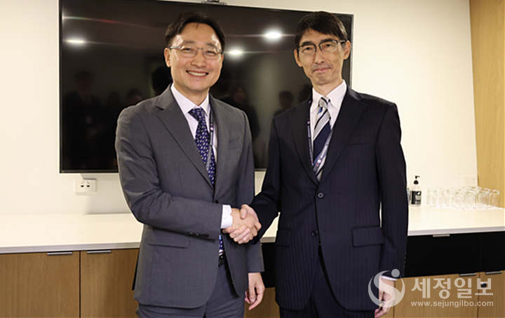 임광현 국세청장이 에지마 카즈히코 일본청장과 양자회담을 위해 만났다.