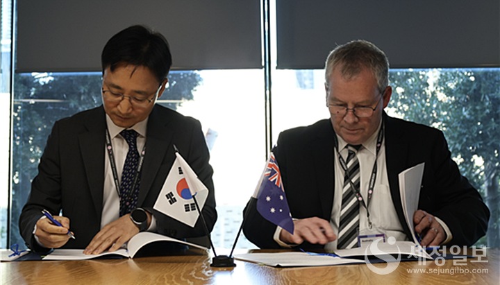 임광현 국세청장과 롭 헤퍼런 호주 청장이 MOU 체결을 위해 서명하고 있다.