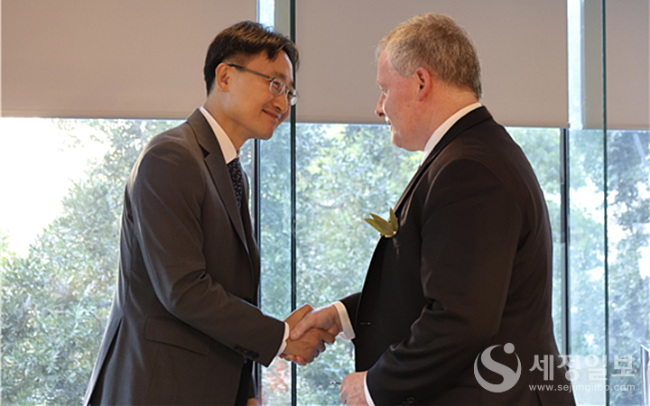 임광현 국세청장이 롭 헤퍼런 호주 청장과 양장회담을 위해 반갑게 악수하고 있다.