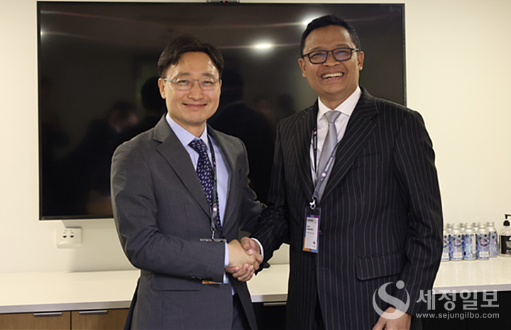 임광현 국세청장이 비모 위자얀토 인도네시아 청장과 양자회담에 앞서 악수하고 있다.