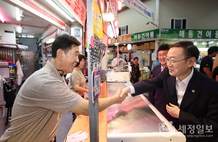 이명구 관세청장(오른쪽)이 26일 추석 명절을 앞두고 대전 중앙시장을 방문해 제수용품 가격 동향을 점검하고 상인들의 애로사항을 직접 청취하고 있다.