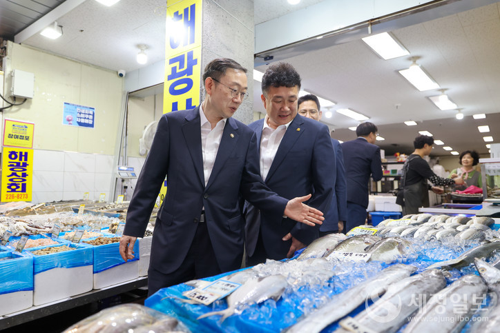 이명구 관세청장(오른쪽)이 26일 추석 명절을 앞두고 대전 중앙시장을 방문해 제수용품 가격 동향을 점검하고 상인들의 애로사항을 직접 청취하고 있다.