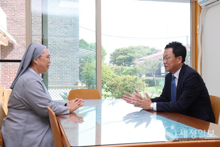 김국현 인천지방국세청장은 29일 인천광역시 미추홀구에 소재한 사회복지시설 해성보육원을 방문했다. [인천지방국세청 제공]