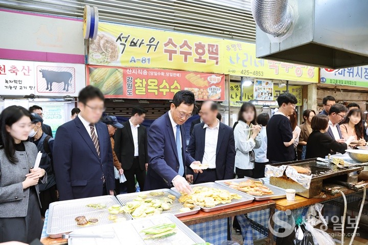 김국현 인천지방국세청장이 석바위시장을 방문해 장보기 행사를 하고 있다. [인천지방국세청 제공]