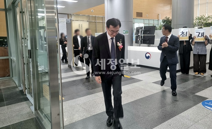 퇴임식 이후 최재봉 국세청 차장이 국세청사를 떠나고 있다.