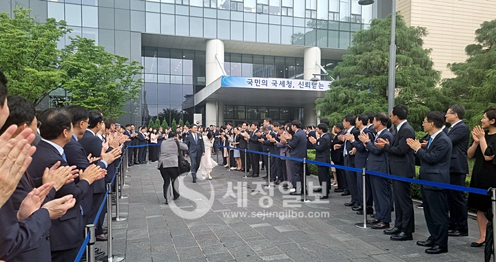 작년 7월 19일 김창기 전 국세청장이 퇴임식 후 세종청사를 나서고 있다.