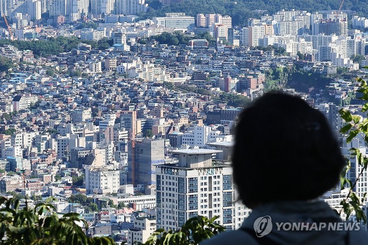 서울 등 수도권 집값이 다시 가파른 오름세를 보이는 가운데 8일 서울 남산에서 바라본 아파트 및 주택단지들. 8일 한국부동산원에 따르면 지난달 다섯째 주(9월29일 기준) 서울 아파트 매매가격은 직전 주 대비 0.27% 올랐다. 이같은 오름세 지속을 막기 위해 정부가 추석 연휴가 끝난 뒤 가격 상승률 확대 폭이 큰 지역을 투기과열지구나 조정대상지역으로 지정할 가능성이 크다는 관측이 나온다.