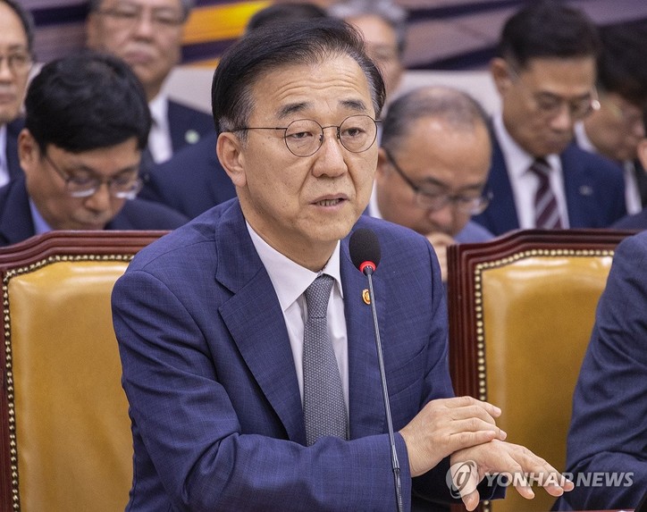 김윤덕 국토교통부 장관이 13일 국회에서 열린 2025년도 국토교통위원회 국정감사에 출석해 의원 질의에 답하고 있다.