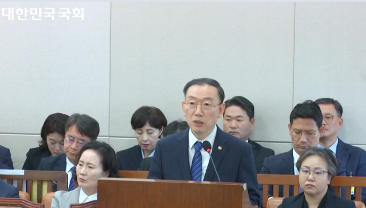 21일 국회의 관세청에 대한 국정감사에서 이명구 관세청장이 업무보고를 하고 있다. [국회 인터넷의사중게시스템: 기획재정위원회 국정감사(관세청 등) 2025년 10월 21일(화)]