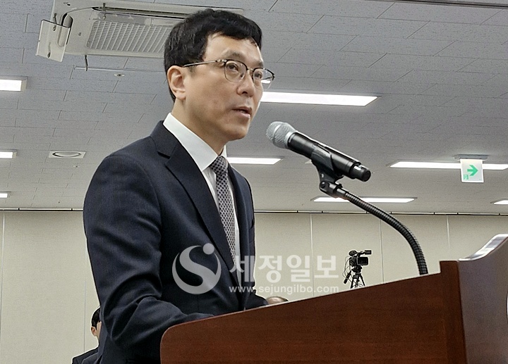 23일 대전지방국세청사에서 열린 기획재정위원회 국정감사에서 업무보고를 하고 있는 정용대 대전지방국세청장.