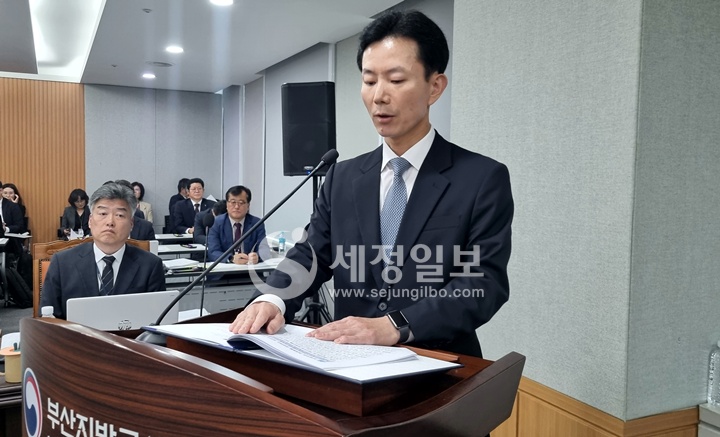 23일 부산지방국세청사에서 열린 기획재정위원회 국정감사에서 업무보고를 하고 있는 민주원 대구지방국세청장.