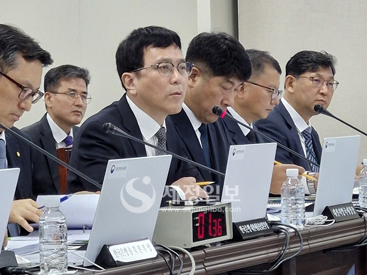 23일 대전지방국세청사에서 열린 국회 기획재정위원회 국정감사에서 정용대 대전지방국세청장이 위원들의 질의를 경청하고 있다.