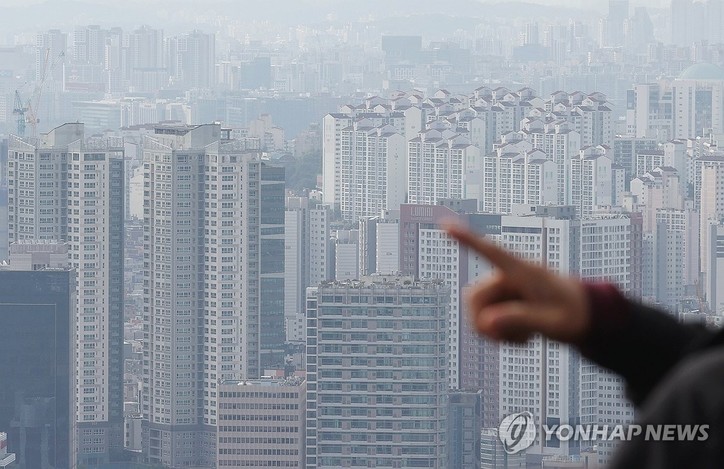20일 서울 남산에서 바라본 아파트 단지의 모습. 정부가 발표한 10·15 부동산 대책에 따라 이날부터 서울 전 지역과 과천, 분당 등 경기 12개 지역에서 토지거래허가제가 시행된다.