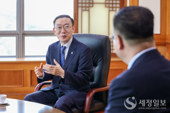 이명구 관세청장(왼쪽)이 지난 9월 강경성 KOTRA 사장과 중소 수출기업에 대한 지원방안에 대해 이야기를 나누고 있다.