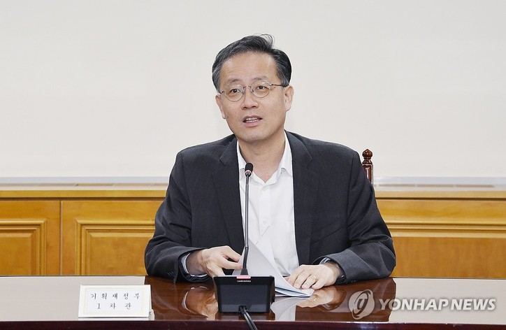 이형일 기획재정부 차관이 26일 서울 중구 은행회관에서 열린 '시장상황점검회의'를 주재, 모두발언을 하고 있다.