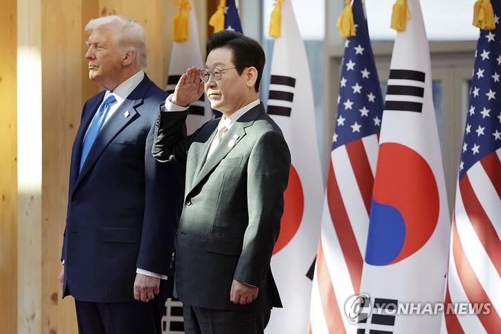 이재명 대통령이 29일 경북 경주박물관에서 열린 도널드 트럼프 미국 대통령 공식 환영식에서 거수경례를 하고 있다. 왼쪽은 도널드 트럼프 미국 대통령.