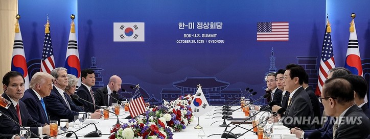 이재명 대통령과 도널드 트럼프 미국 대통령이 29일 경북 경주박물관에서 한미 정상회담을 하고 있다.