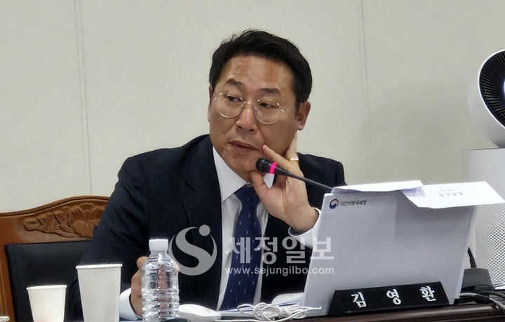 국회 기획재정위원회 국정감사에서 질의하고 있는 더불어민주당 김영환 의원.