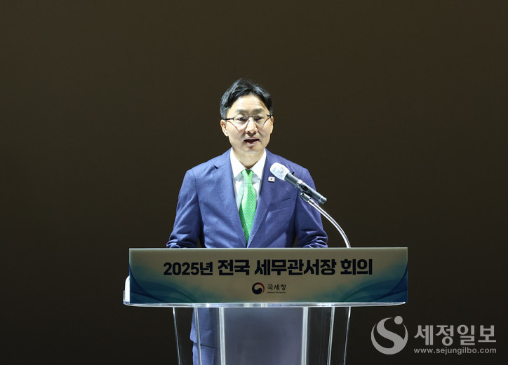 3일 세종시 국세청에서 열린 2025년 전국 세무관서장 회의에서 임광현 국세청장이 따뜻하면서도 세심한 세정에 관해 강조하고 있다. [사진: 국세청] 