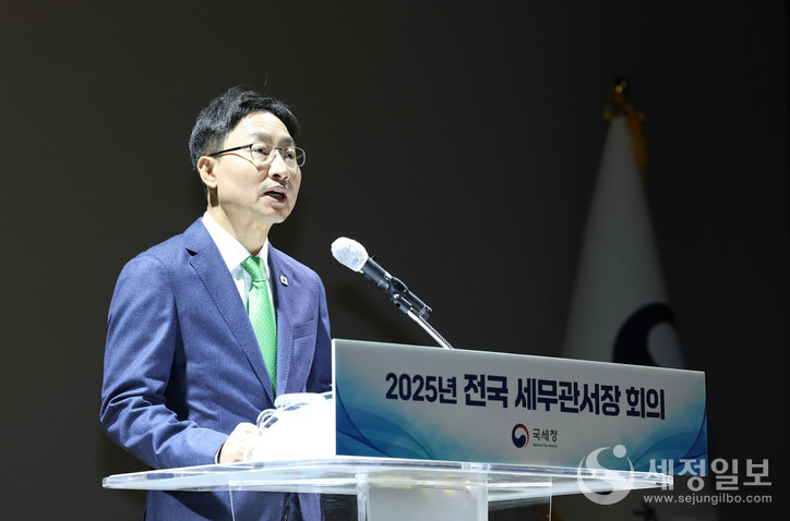 3일 세종시 국세청에서 열린 2025년 전국 세무관서장 회의에서 임광현 국세청장이 '악성민원으로 고통받는 직원이 더 이상 발생하지 않도록 하겠다'고 말하고 있다. [사진: 국세청]