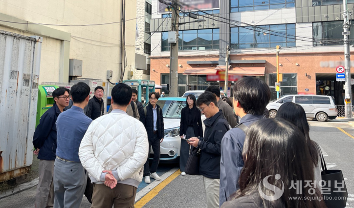 특별단속에 앞서 조한진 서울세관 조사2국장이 단속반에  초국가범죄 차단이라는 단속 취지와 당부사항을 전달하고 있다. [관세청 제공]