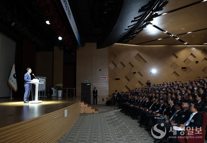 임광현 국세청장이 2025년 전국 세무관서장 회의에서 당부의 말을 전하고 있다. [사진: 국세청]