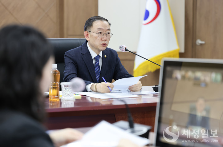 이명구 관세청장이 3일 정부대전청사에서 주요 국가에 파견된 관세관들과 외교현안 점검회의를 화상으로 개최하고 있다. [사진: 관세청]