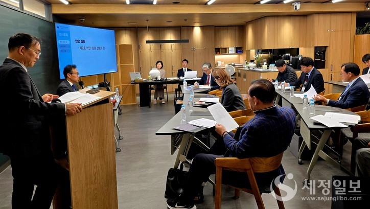 한국재산신탁협회 재건을 위해 임원 선임 안건을 상정하고 있다. 이어 협회의 발전 방향과 전략과 관련된 주요 안건들이 함께 심의됐다. 