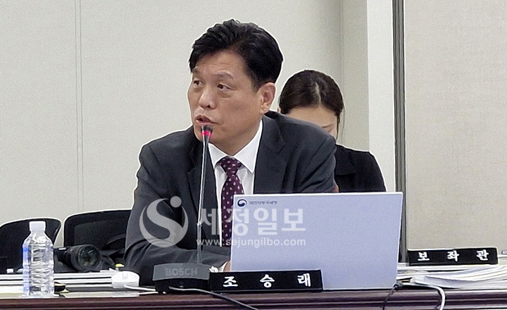 국회 기획재정위원회의 국정감사에서 질의하고 있는 더불어민주당 조승래 의원.