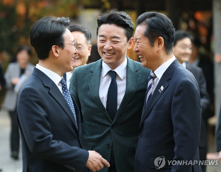 (한자리에 모인 당-정-대) 김민석 국무총리가 9일 서울 종로구 총리공관에서 열린 고위당정협의회에서 강훈식 대통령 비서실장, 더불어민주당 정청래 대표와 인사를 나누고 있다.