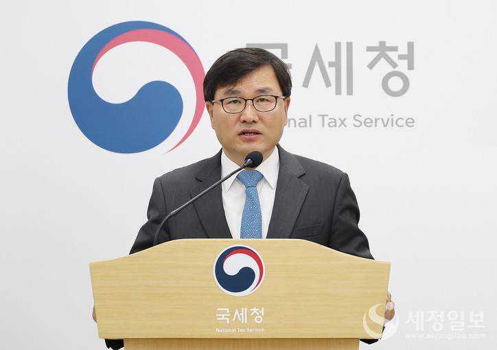 10일 세종시 국세청 기자실에서 박해영 징세법무국장이 재산은닉 혐의가 있는 고액･상습체납자 합동수색에 대한 브리핑을 하고 있다. [사진: 국세청]