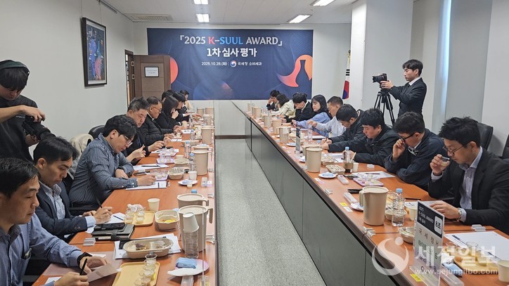 사진은 주류 대기업, 대형유통사 등의 수출 실무자들과 국세청 주세 업무 담당자들이 출품 주류에 대한 블라인드 테스트를 진행하고 있는 모습이다. [사진: 국세청]