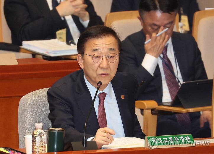 김윤덕 국토교통부 장관이 10일 국회에서 열린 예산결산특별위원회 전체회의에 출석해 질의에 답하고 있다. 