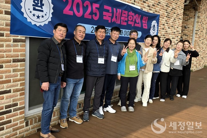 국세청문우회는 지난 8일과 9일 전현직 회원 및 가족들이 참석한 가운데 국세문학의 밤 행사를 개최했다.