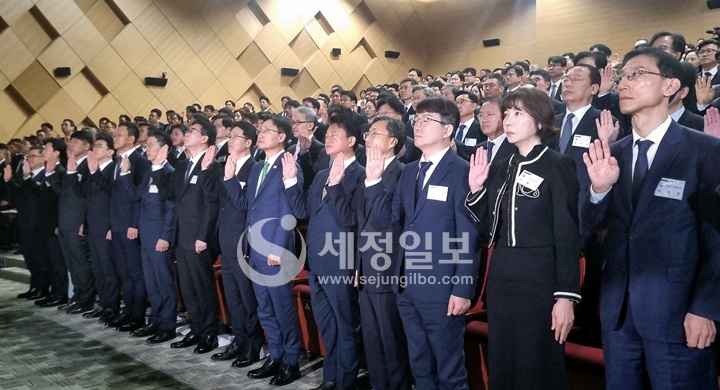 지난 3일 전국세무관서장회의에서 임광현 국세청장을 비롯 국세청 간부들이 '고액체납자 추적 특별기동반 발대식'에서 선서를 하고 있다.