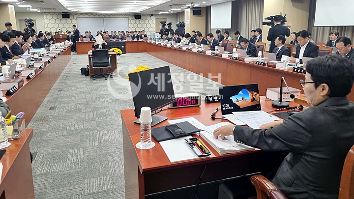 국회 기재위의 국정감사장.