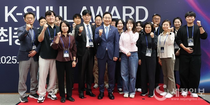 국세청은 14일  ‘2025 K-SUUL AWARD’  우수 제품 12개를 선정하기 위해 최종 심사를 진행했다. [사진: 국세청]