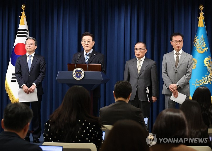 이재명 대통령이 14일 서울 용산 대통령실 기자회견장에서 한미 팩트시트 타결과 관련해 발표하고 있다. 왼쪽부터 김용범 정책실장, 이재명 대통령, 위성락 국가안보실장, 이규연 홍보소통수석.