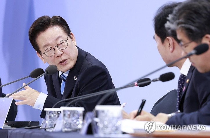 이재명 대통령이 14일 경기 파주시 라이브러리스테이 지지향에서 열린 '경기 북부의 마음을 듣다' 타운홀 미팅 간담회에서 안규백 국방부 장관에게 질문하고 있다.